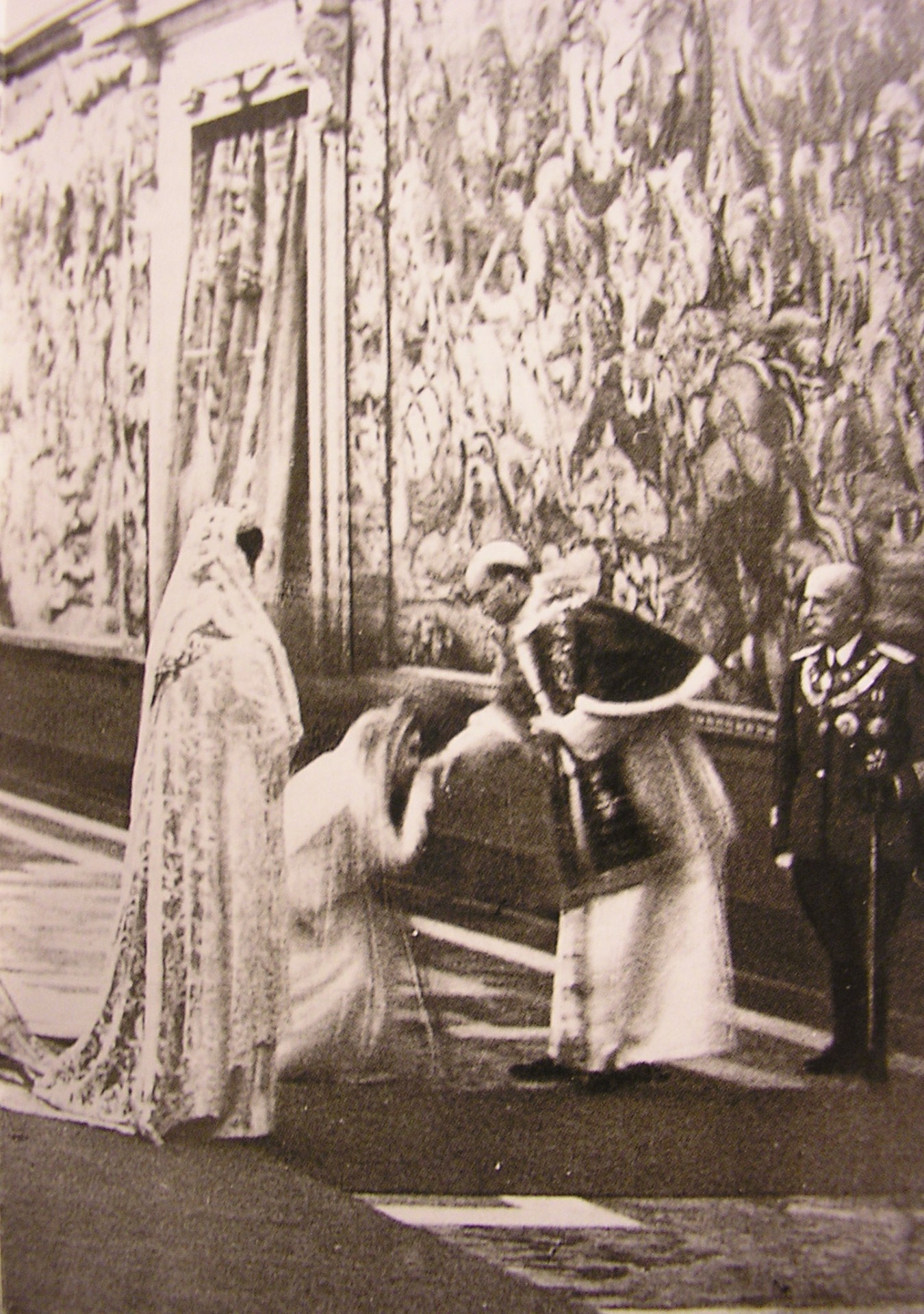 La reine Hélène et la princesse Marie-José d’Italie vêtues de blanc lors d'une visite du pape Pie XII au palais du Quirinal (1939). Domaine Public
