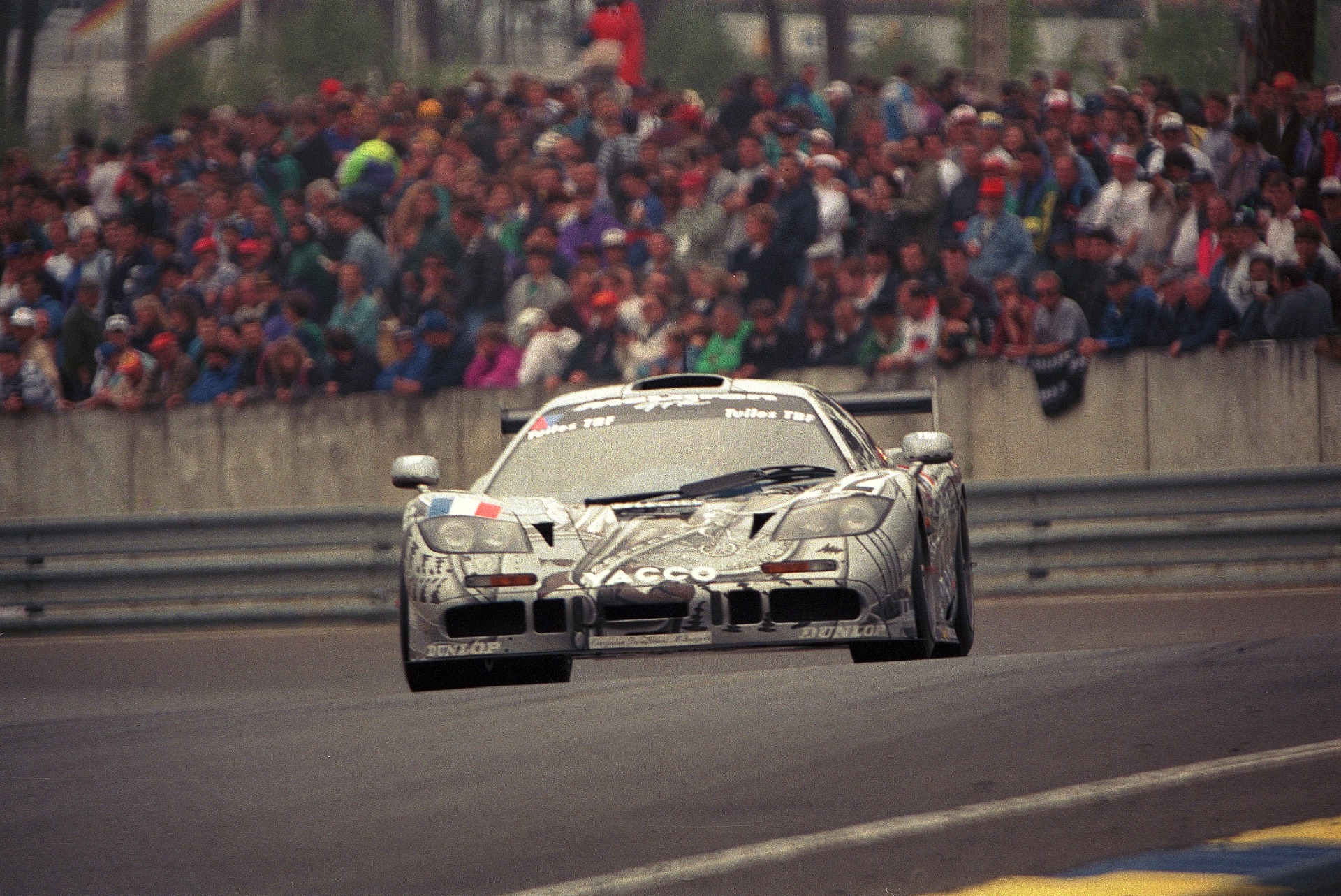 Mclaren F1 GTR #42 - Jean-Luc Maury-Laribière, Marc Sourd et Hervé Poulain sortent des Esses au Mans 1995 - Martin Lee - Creative Commons Attribution - Partage dans les Mêmes Conditions 2.0 Générique