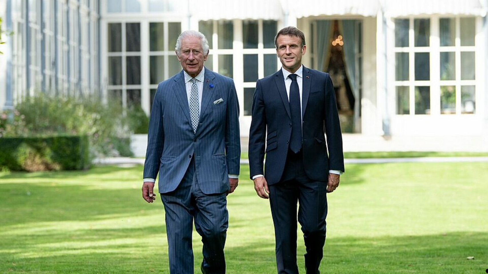 Le roi Charles III et Emmanuel Macron à l'ambassade britannique à Paris / compte Twitter du Royaume-Uni en France / licence gouvernementale ouverte du Royaume-Uni v3.0