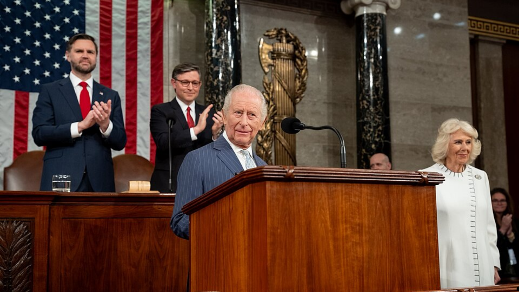 Le vice-président Vance a assisté au discours conjoint du roi Charles III / Bureau du vice-président des États-Unis / En tant qu'œuvre du gouvernement fédéral américain , il appartient au domaine public.