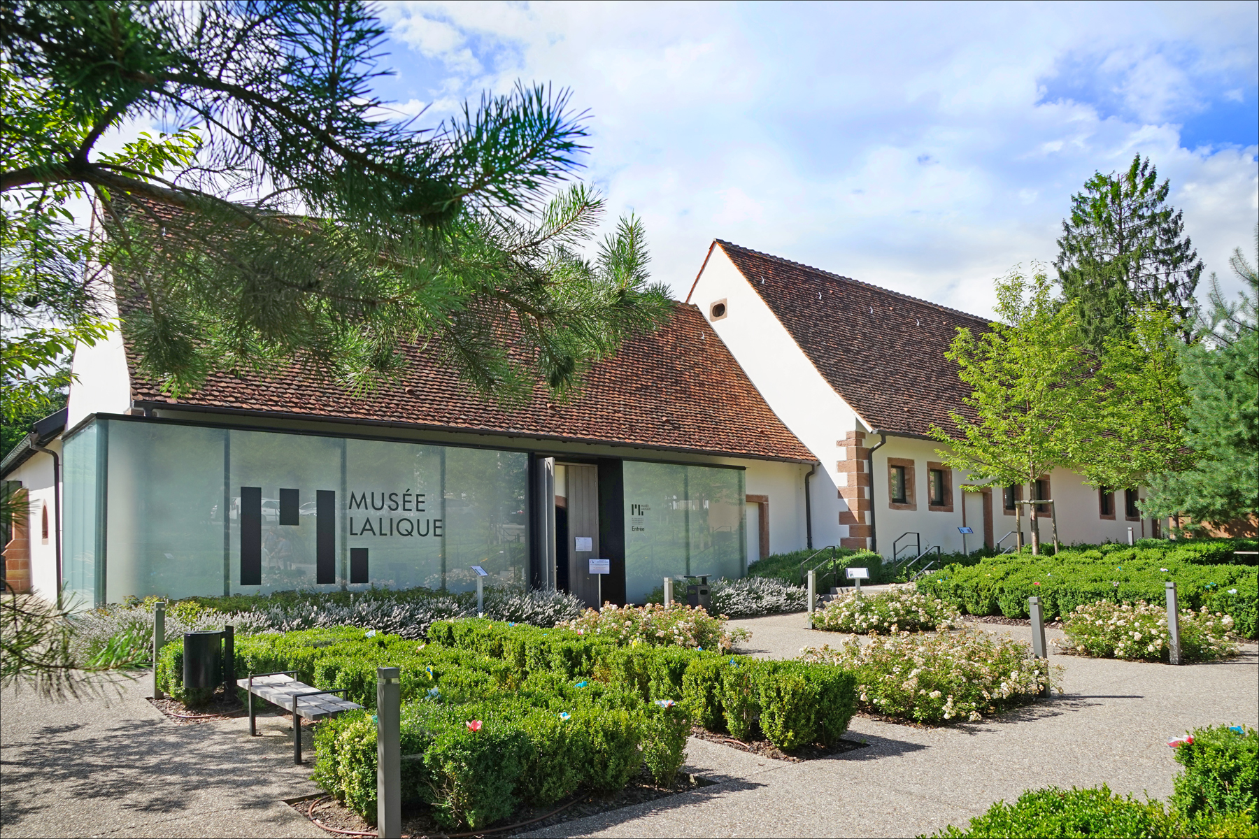L'entrée du musée Lalique (Wingen-sur-Moder en Alsace) Le musée Lalique a ouvert en juillet 2011. Il est situé sur le site verrier du Hochberg à Wingen-sur-Moder à proximité d'une usine ouverte par René Lalique en 1921. Un bâtiment nouveau a été construit pour étendre les espaces consacrés au musée. CC BY 2.0