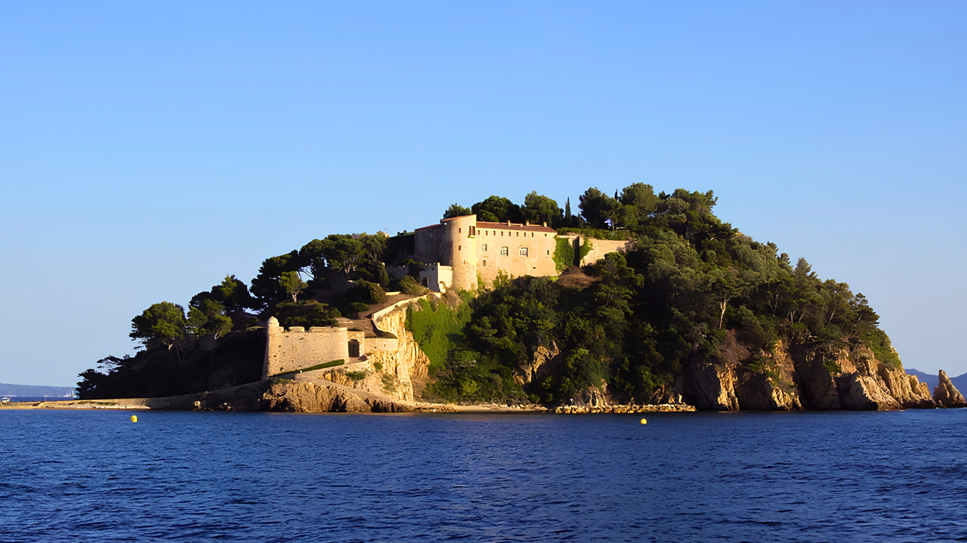 Vue depuis la mer du fort de Brégançon (Bormes-les-Mimosas, Var, France). CC BY-SA 3.0