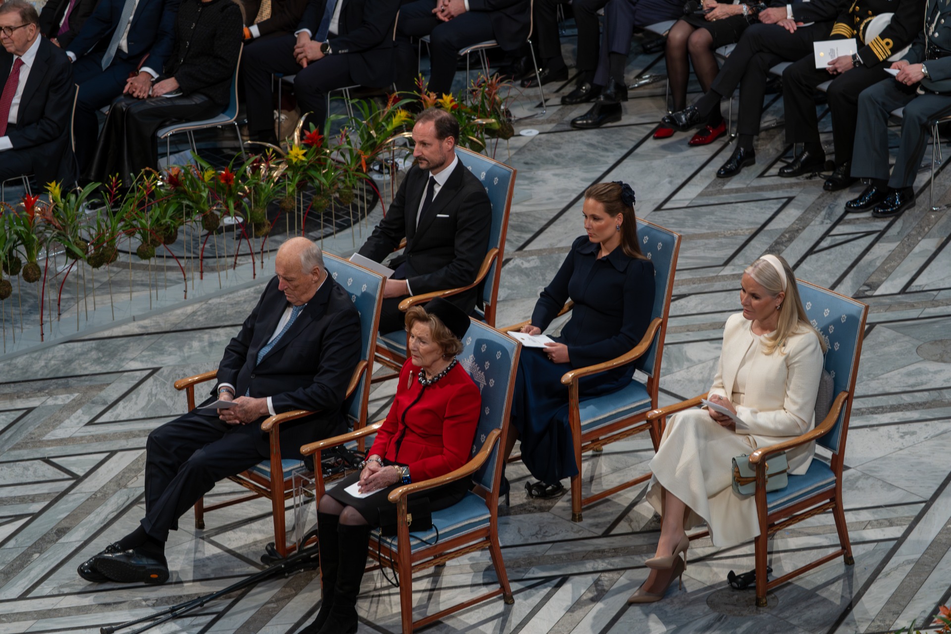Harald V (à g. au premier rang) et les autres membres de la Maison royale de Norvège lors de la cérémonie de remise du prix Nobel de la paix en 2025. Jonathan Mazin. CC BY-SA 4.0