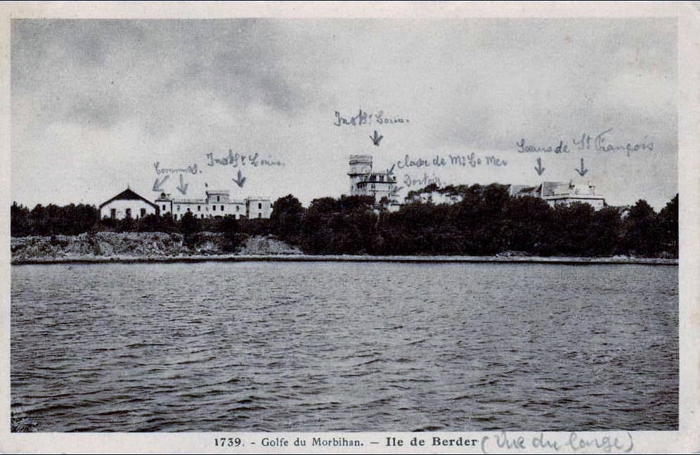 Vue du golfe du Morbihan avec l’île de Berder, bâtiments et navire au bord de l’eau.