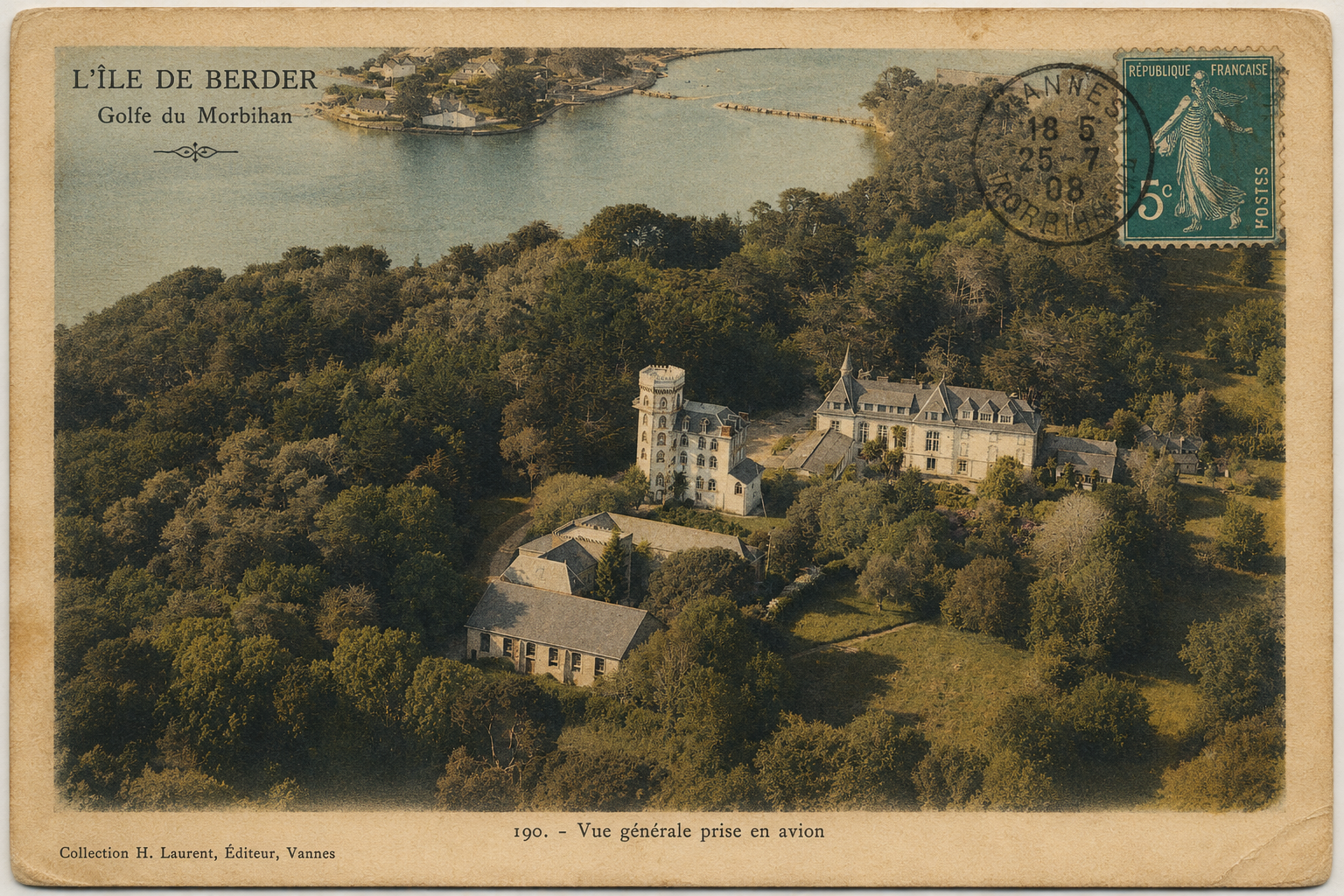 Carte postale ancienne montrant l’île de Berder, golfe du Morbihan, vue aérienne avec bâtiments et baie.