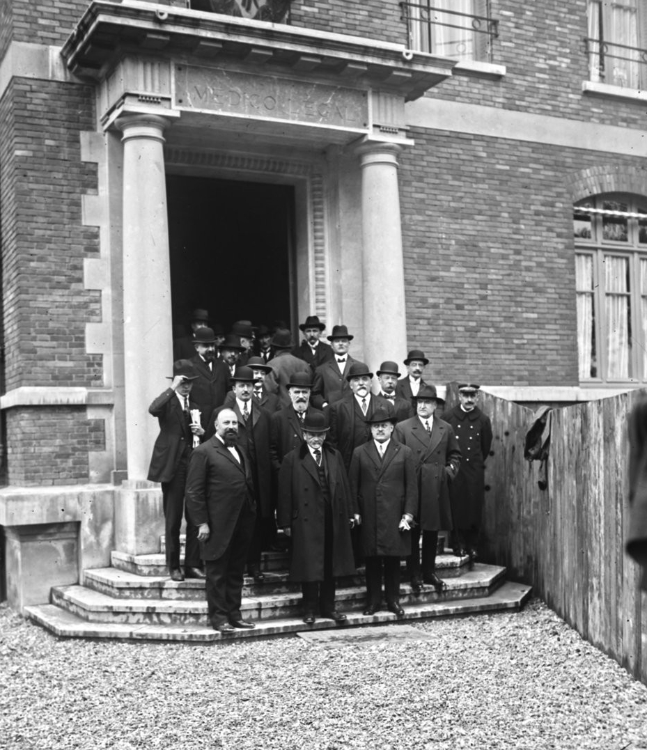 Inauguration de l'Institue Médico-légal de Paris le 24 mai 1923, en présence de M. Paul Strauss, ministre de l'Hygiène (1e rang, au centre). Domaine Public